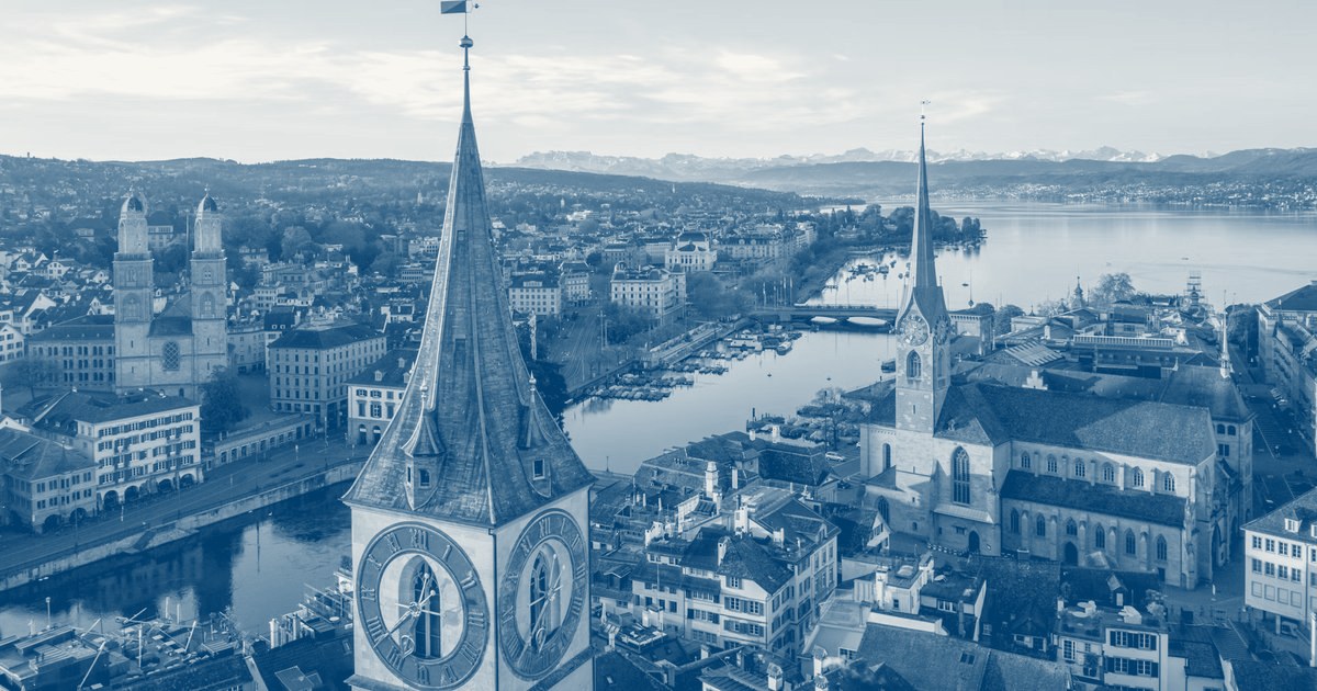 Luftaufnahme der Zürcher Altstadt mit Limmat, Grossmünster und Fraumünster